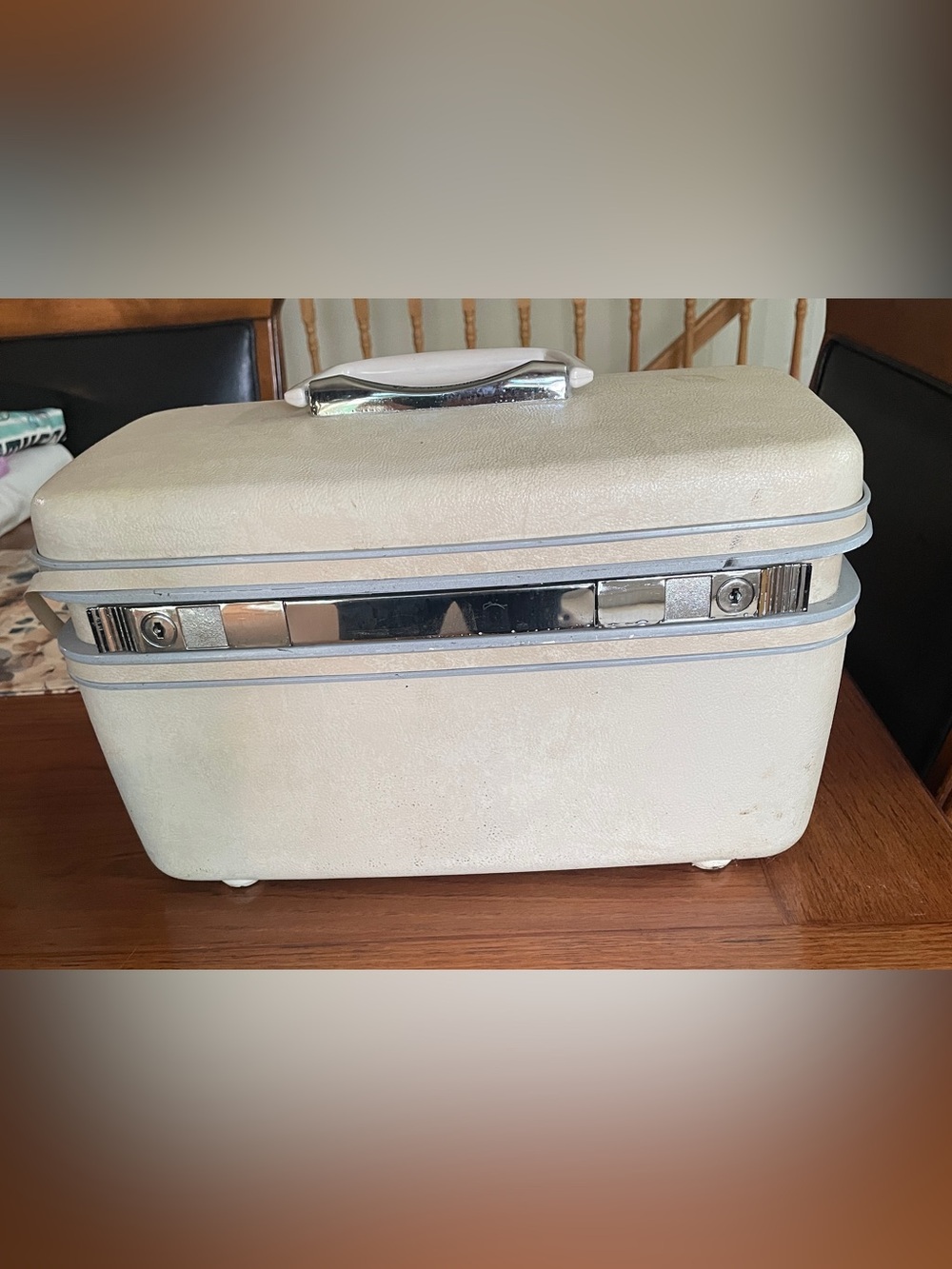 Samsonite Cream Travel Makeup Case with Chrome Trim